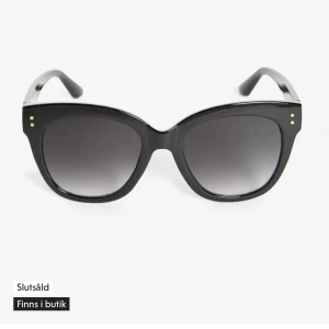 Svarta Chimis liknande oversized solglasögon  - Stilrena svarta solglasögon med kraftig, glansig båge och diskreta guldfärgade detaljer vid sidorna. Stora, fyrkantiga glas med mörk toning ger en cool look. Perfekt accessoar för att lyfta din outfit. Små tecken på användning förekommer🩷