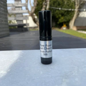 Tom Ford Lost Cherry  - Säljer en elegant och lyxig Tom Ford Lost Cherry Eau de Parfum i en smidig svart sprayflaska. Perfekt för att bära med sig och fräscha upp när som helst. Köptes för 450 men säljer för 179. Det är en 5 ml som bara är testad och helt full