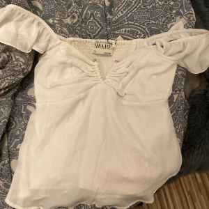 Vit offshoulder topp från Aware - Säljer denna fina helt oanvända blusen, prislapp sitter kvar! Helt nyskick! Nypris 350kr. Strl M men skulle säga passa S också