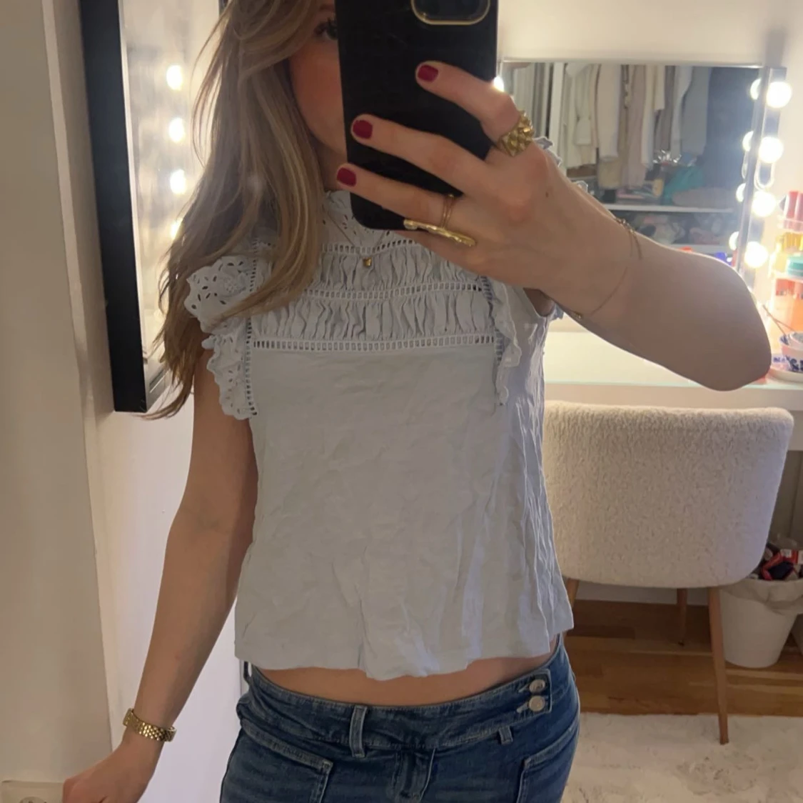 Vit blus med spetsdetaljer - 2