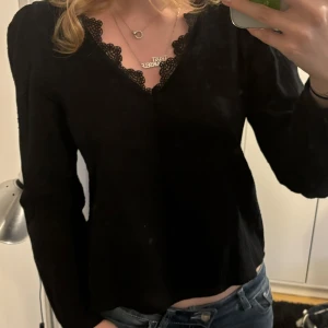Svart blus från Vila - Snygg svart blus från Vila med spetsdetaljer vid halsringningen. Skriv privat vid frågor, pris kan diskuteras 💕