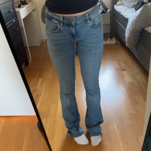 Blå jeans med bootcut - Snygga blå jeans med bootcut och låg midja ifrån Zara😻de är lite slitna vid slutet men inget som syns, skriv privat för bilder på det💗