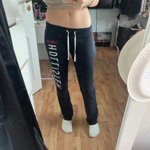 Mjukisbyxor hollister - Marinblå mjukisbyxor från hollister i xs. Straight i modellen🥰🥰