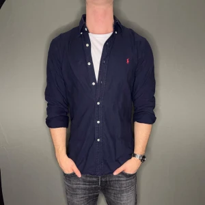 Ralph lauren skjorta - Hej säljer nu min fina Ralph Lauren skjorta i storlek M. Den är i nyskick och kommer vara otroligt snygg nu i vår och framåt sommaren. Nypris cirka 1600kr! Vi kommer att sälja liknande produkter nu i vår och närmare sommar så glöm inte följa profilen!🌊🍾
