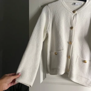 Vit kofta - Vit kofta med guldknappar ifrån Zara storlek L men skulle säga mer. M eller en oversized S