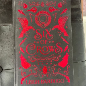Six of Crows Collector's Edition -  Signarad special edition av Six of Crows - Leigh Bardugo Välsigt bra skick (bara lite dammig på bilden men det fixar jag innan köp) Jag kan mötas upp i stockholm eller skicka på posten. Sidorna är rödfärgade vilket ger en unik och stilren look. Perfekt för fans av fantasy och samlare av vackra böcker.