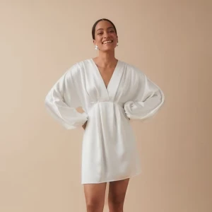 Vit klänning  - Säljer en elegant vit klänning med v-ringning och långa ärmar. Klänningen har en lös passform och är perfekt för sommarens festligheter. Endast använd en gång på min skolavslutning förra året. Perfekt för en skolavslutning eller student! Skriv om du har någon fråga💕