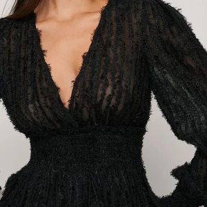 svart blus - säljer en jättefin svart populär blus med frans från nelly som aldrig är använd storlek S men passar XS också!😊