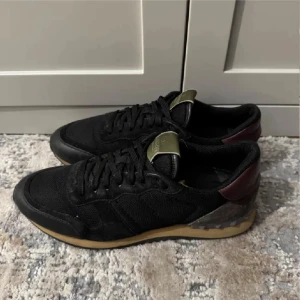 Valentino rockrunners  - Valentino rockrunners - Strl 42 - Mycket bra skick, inga synliga defekter - Nypris: 7999kr - Mitt pris: 1999kr - Hör av dig vid funderingar 💫