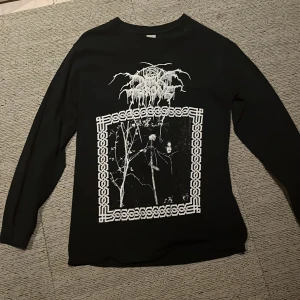 Darkthrone långärmad tröja - Säljer en darkthrone långärmad t shirt från gildan. Säljer på grund av att den inte kommit till använding på väldigt länge
