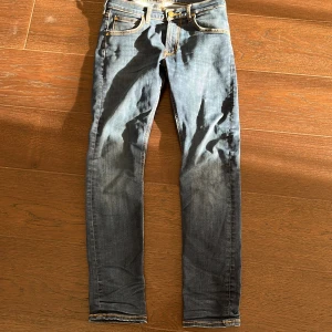Blå jeans från Lee - Snygga blå jeans från Lee med klassisk femficksdesign och gul kontrastsöm. De har en normal passform och är perfekta för en avslappnad stil. Storlek W28 L30. Bra skick