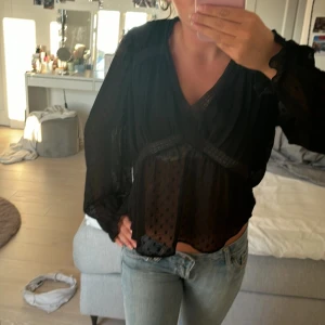 Svart blus - Super snygg svart blus! Har många så används inte så mycket av mig🩷