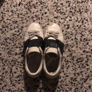 Valentinos opens - Snygga vita valentinos i ett okej skick. Lite smutsiga men är bara att tvätta. Finns i Nässjö men kan frakta gratis om man vill.  100% äkta