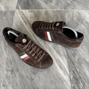 Moncler skor - Moncler skor | Skorna är i mycket bra skick | Passar dig med storlek 40 - 40,5 | Nypris: 4999 kr | Ingår: Moncler kort | Frakt spårbart via Postnord eller Instabox | Köpare står för frakt | Tveka inte att höra av dig vid frågor📩