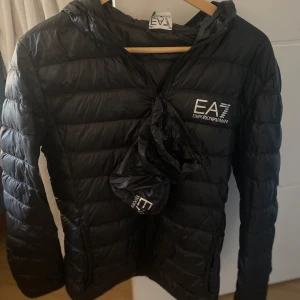Emporio armani jacka - Hej! Nu säljer jag min EA7 jacka som är perfekt för våren och väldigt  skön. Skick 9/10 finns  inga problem med den.  