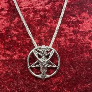 Exklusivt Baphomet-halsband i rostfritt stål – silver med gulddetaljer - Unikt halsband i rostfritt stål med en detaljerad Baphomet-amulet i silver och guldton. Perfekt för dig som älskar alternativ stil, gotisk estetik eller vill ha ett riktigt statementsmycke. Amuletten är ca 5 cm lång och 4 cm bred, och kedjan är 60 cm. Låses med hummerlås.  Jag erbjuder bundle-rabatt vid köp av flera varor!  ⸻  