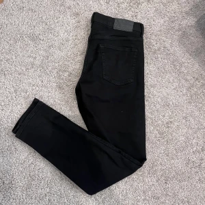 J.lindeberg jeans - Svarta snygga jeans från j.lindeberg storleken är w30 L32. Dm vid mer info