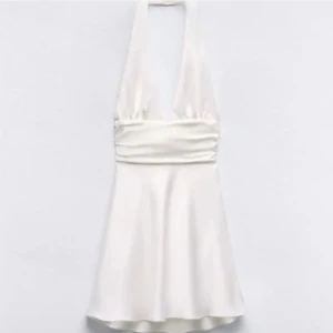 Satin klänning Zara  - Säljer denna slutsålda klänningen från Zara, perfekt till student eller skolavslutning 💕 storlek S, prislapp kvar