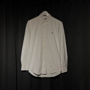 Ralph lauren Skjorta - En vit Ralph Lauren skjorta i storleken S. Inga defekter men lite missfärgad/ foto 2. Borde gå bort när man tvättar men syns inte när man har skjortan på sig!