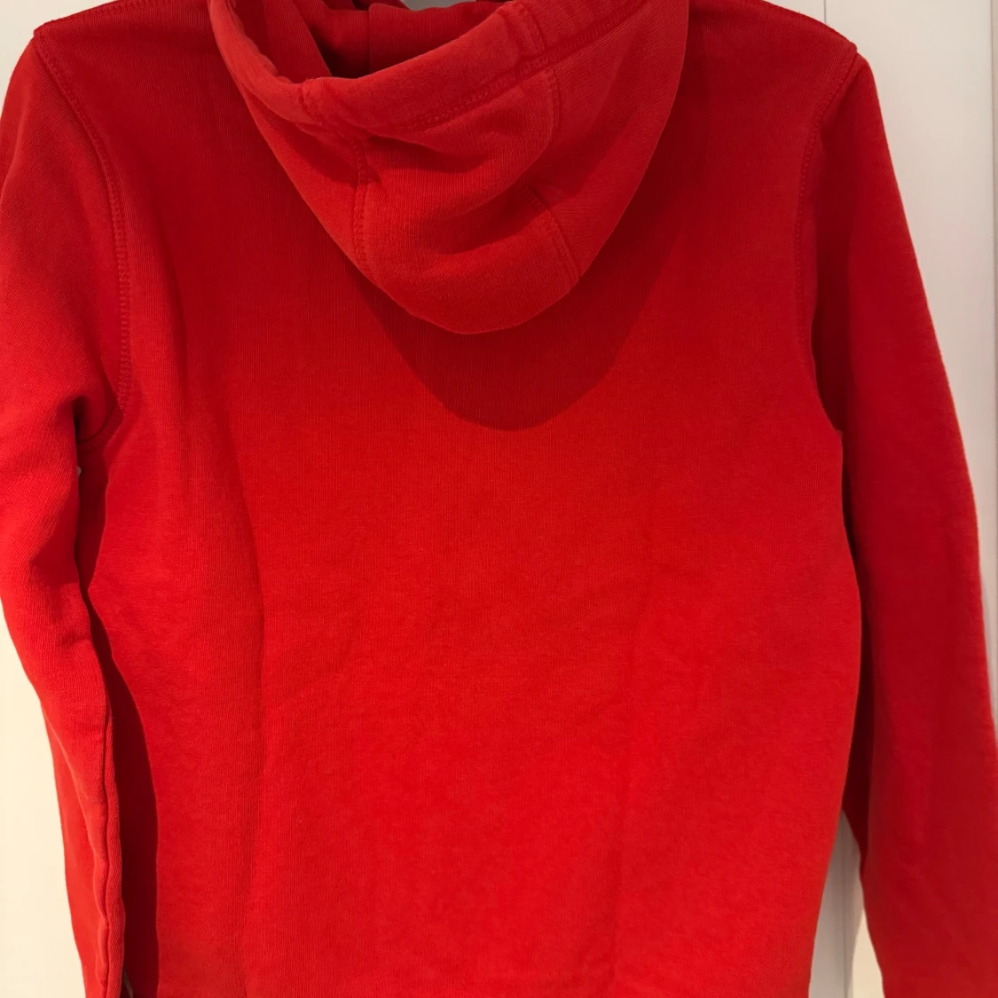 Röd hoodie från Tommy Hilfiger - 1