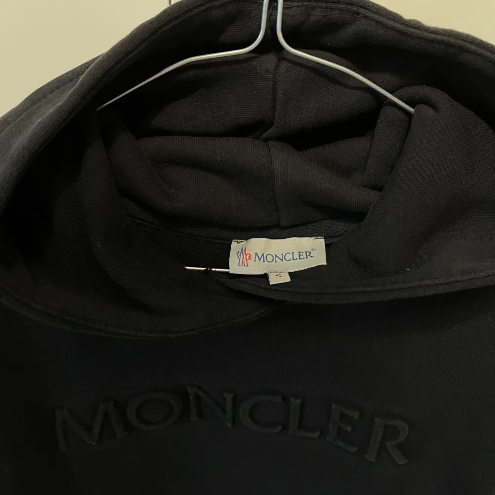 Säljer min svarta moncler hoodie då den är för liten för mig. Skicket är helt okej, tyvär har jag inte snören till hoodien. Vid mer frågor eller bilder kontakta privat. Fri frakt📦. Hupparit & Collegepaidat.