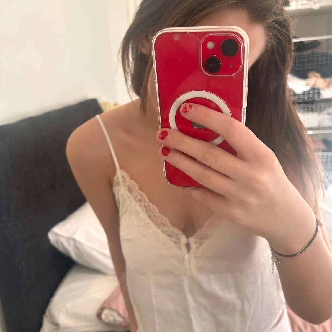 vitt linne med spetsdetaljer - 1