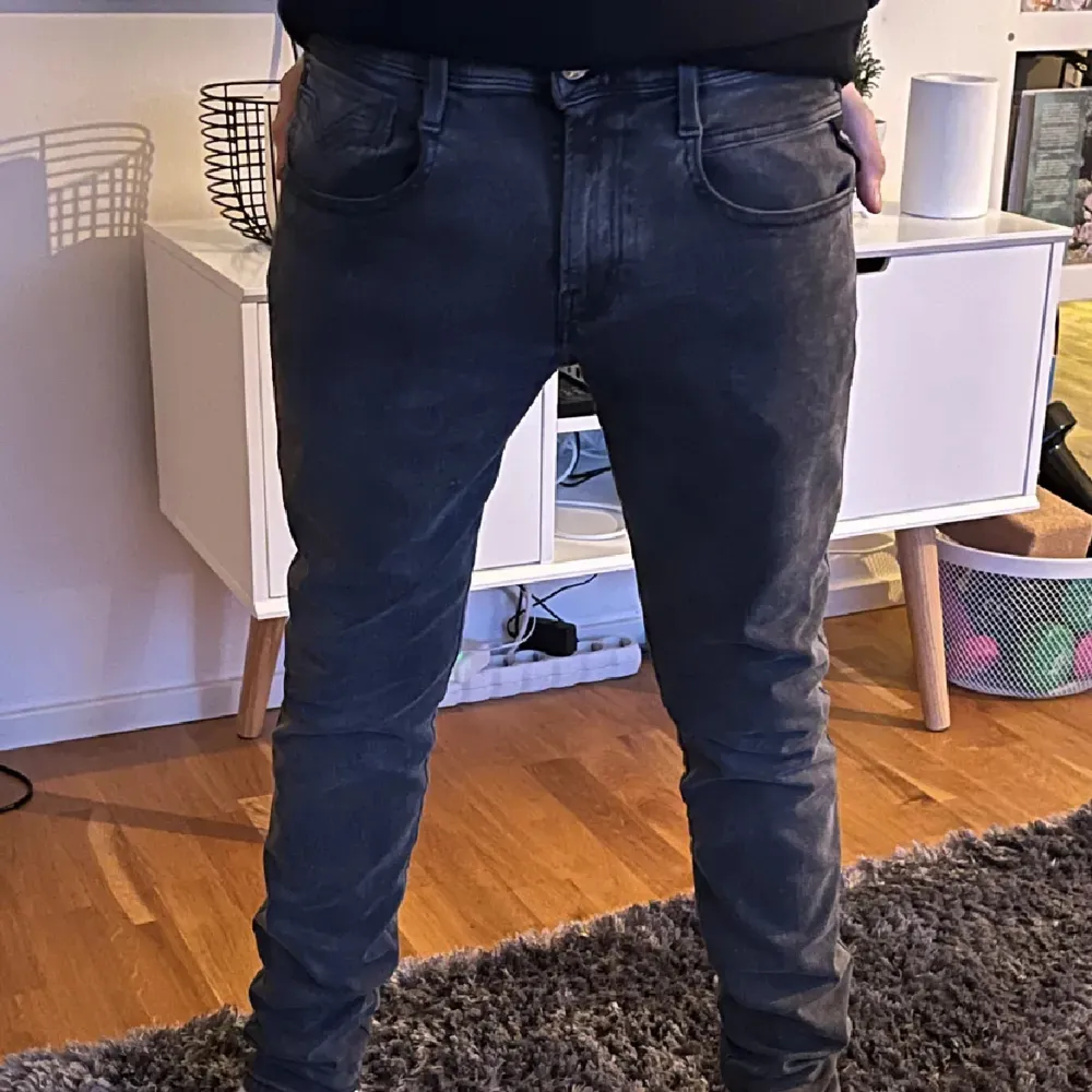 Gråa riktigt feta replay Anbass Jeans. Är i ett jätte bra skick | Knappen sitter lite löst men inget som märks alls vid användning | Strl 28:30 | Modellen på bilden är ca 170 | Skriv för mer frågor eller funderingar. Farkut & Housut.