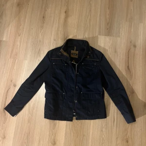 Massimo Dutti jacka - Säljer nu denna jackan från Massimo Dutti. Perfekt nu till våren. Priset är inte hugget i sten. Tveka inte på att höra av dig vid frågor eller fler bilder!