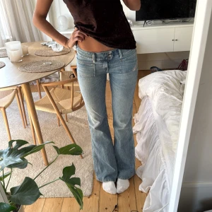 Diesel bootcut jeans  - Såå snygga diesel jeans i bootcut!! Perfekt passform och färg! Insta slitningar. storlek w28 längd 34 , midja 82 innerbenslängd 92 (jag är 177 cm)