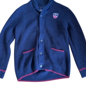 Cardigan Bondelid  - Säljer denna snygga cardiganen från Bondelid då jag inte har så mycket användning för den längre. Perfekt inför vårvädret. Det saknas en knapp på plagget men annars så finns det inga defekter så sätt. Det är bara att höra av sig om det finns funderingar🤩