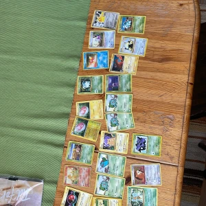 Samling av Pokémonkort - Stor samling av Pokémonkort med olika karaktärer och energikort. Perfekt för samlare eller spelentusiaster. Kort i olika färger och typer, inklusive gräs, eld och vatten. Många klassiska och populära Pokémon ingår. Ett måste för alla Pokémon-fans!