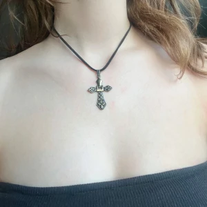 Korshalsband - Handgjort halsband med kors på