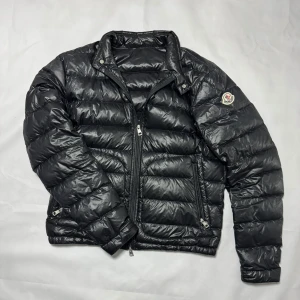 Moncler down jacket  - - Model: Acorus GIUBOTTO-Conditon: 6/10- pin holes, armen/handen- retail price: 7099 SEK