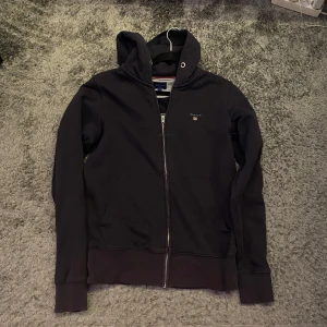 Gant zip hoodie - Säljer denna zip up från gant! En väldigt fräsch och trevlig zip hoodie🙌🙌 hör av dig vid minsta fundering🙌🙌!