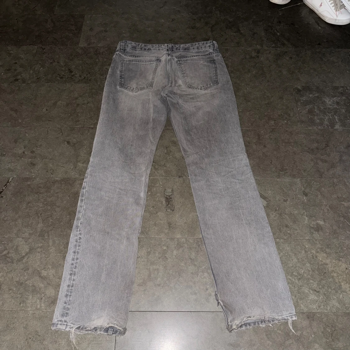 Gråa lågmidjade jeans
