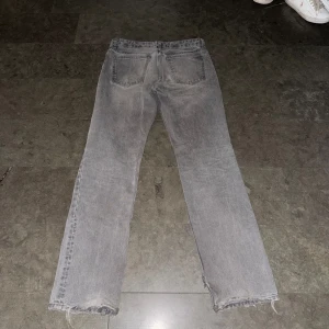 Gråa lågmidjade jeans - Lågmidjade jeans från zara. Bra skick