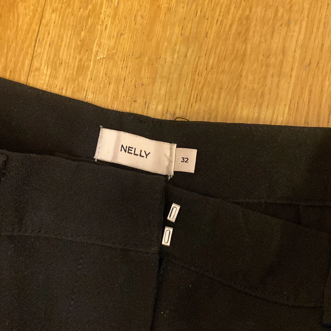 Svarta kostymbyxor från Nelly - 2