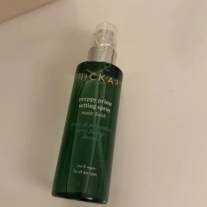Preppy Prime Setting Spray från Hickap - Preppy Prime Setting Spray med matt finish från Hickap. Perfekt för att hålla sminket på plats hela dagen. Helt oanvänd med tejp kvar så inte ens öppnad.🩷