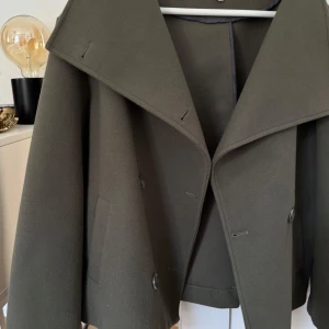 Olivgrön kappa från Bubbleroom - Säljer denna superfina kappa från Bubbelroom pågrund av att den inte kommit så mycket till användning, storlek 38 men har passat mig bra som vanligtvis är 34/36🥰