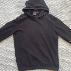 Oscar jacobsson cashmere hoodie - Oscar jacobsson cashmere hoodie, bra skick inga defekter, storlek M, hör av dig vid funderingar!