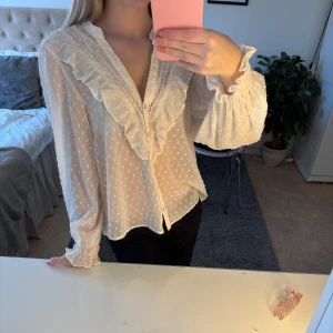 Zara blus - Jättefin blus från zara! Använd enstaka gånger🦋I storlek men passar även mig som brukar ha XS