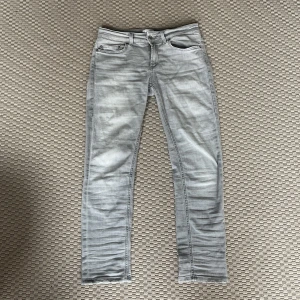 Grå jeans från Dondup - Snygga grå jeans från Dondup i en slim passform. Nypris 3000, Priset är ej hugget i sten