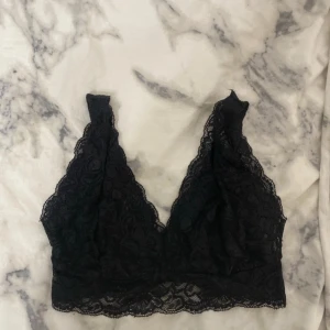 Svart spets bralette - Snygg svart spets bralette med v-ringad design och fina spetsdetaljer.  Tror att storlek är S
