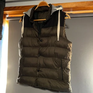 Väst med luva  - Ritkgot fet väst med luva, perfekt till sommar och vår. Den är i storlek M och passar M eller lite större. Fråga om ny bild med den på vet inte varför den blev så inzoomad