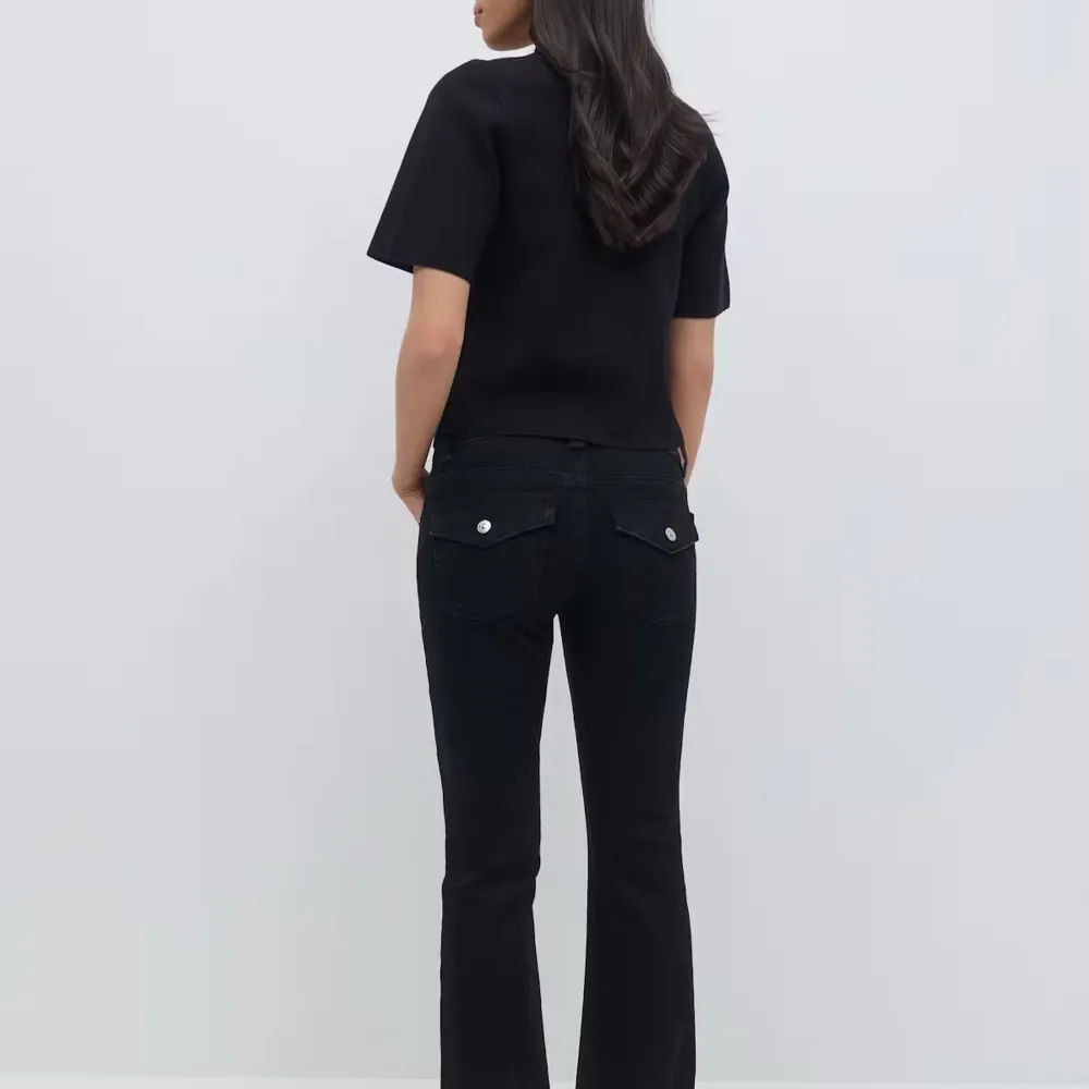 Svarta bootcut jeans frĂ„n ginatricot. Inga defekter, nypris 500đ. Farkut & Housut.