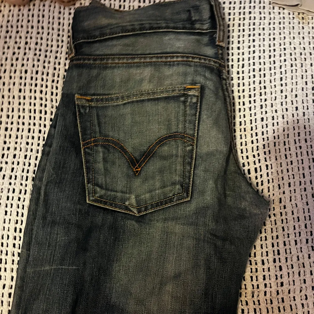 Levis jeans ”patty anne” storlek 28x34, liten i storleken, har ett hål på höger baksida. . Farkut & Housut.
