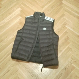 Adidas vest - Svart adidas vest. Använd 0 gånger alltså typ helt ny. Äkta såklart 