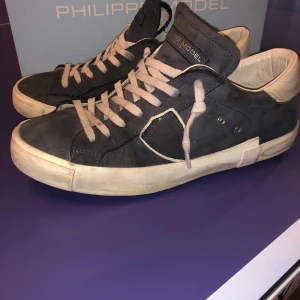 Philippe Model sneakers - Säljer ett par Philippe Model skor då jag inte har någon användning av dem längre. Skicket på skorna skulle jag säga är 9/10. (OG box ingår) Går inte att pruta 