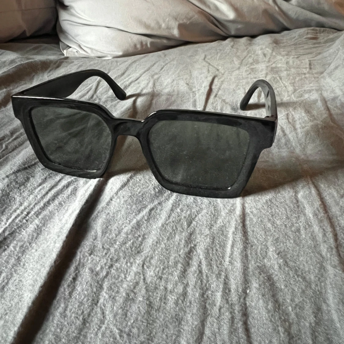 Svarta solglasögon med fyrkantig form - 1