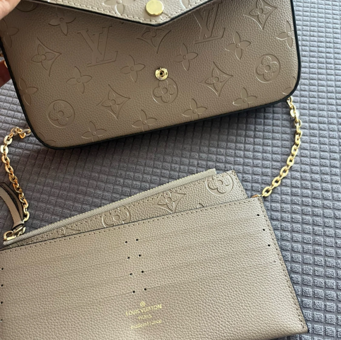 Beige handväska med guldkedja - 4